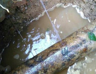 瓦房店楼顶渗水维修公司分享下地暖漏水的原因及检测方法。